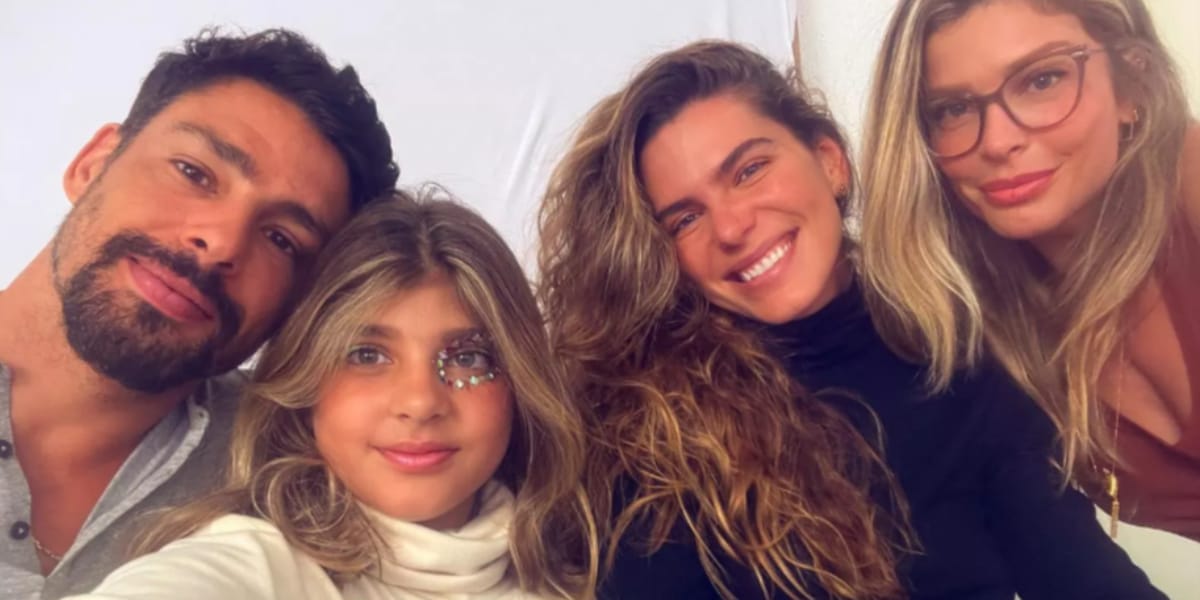 Cauã Reymond e sua atual esposa Mariana Goldfarb junto com a filha e a ex Grazi Massafera (Reprodução: Instagram)