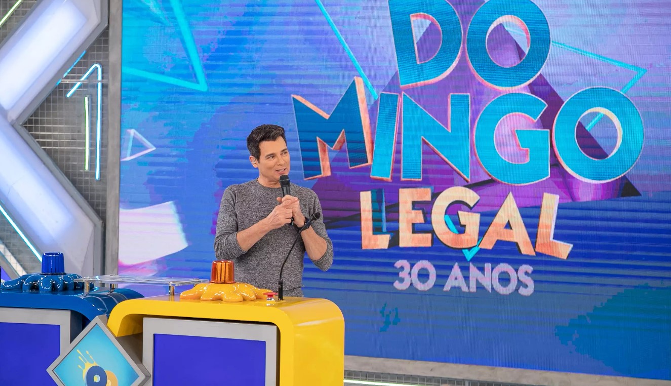 Celso Portiolli no palco do Domingo Legal especial de 30 anos