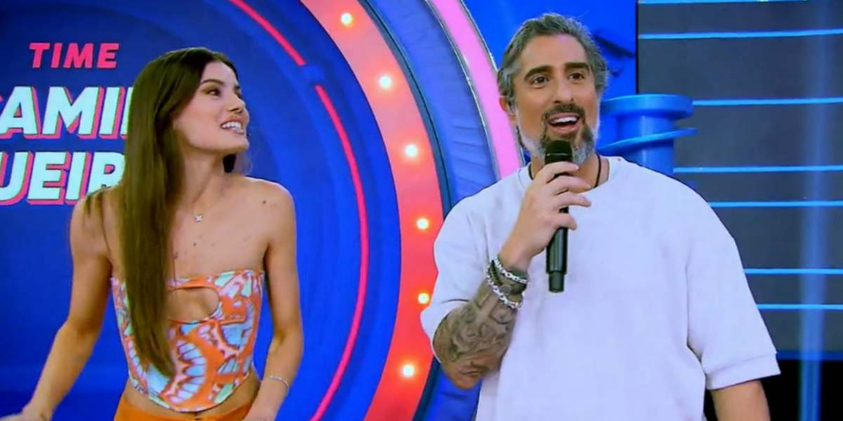 Camila Queiroz e Marcos Mion no "Caldeirão" (Foto: Reprodução/TV Globo)