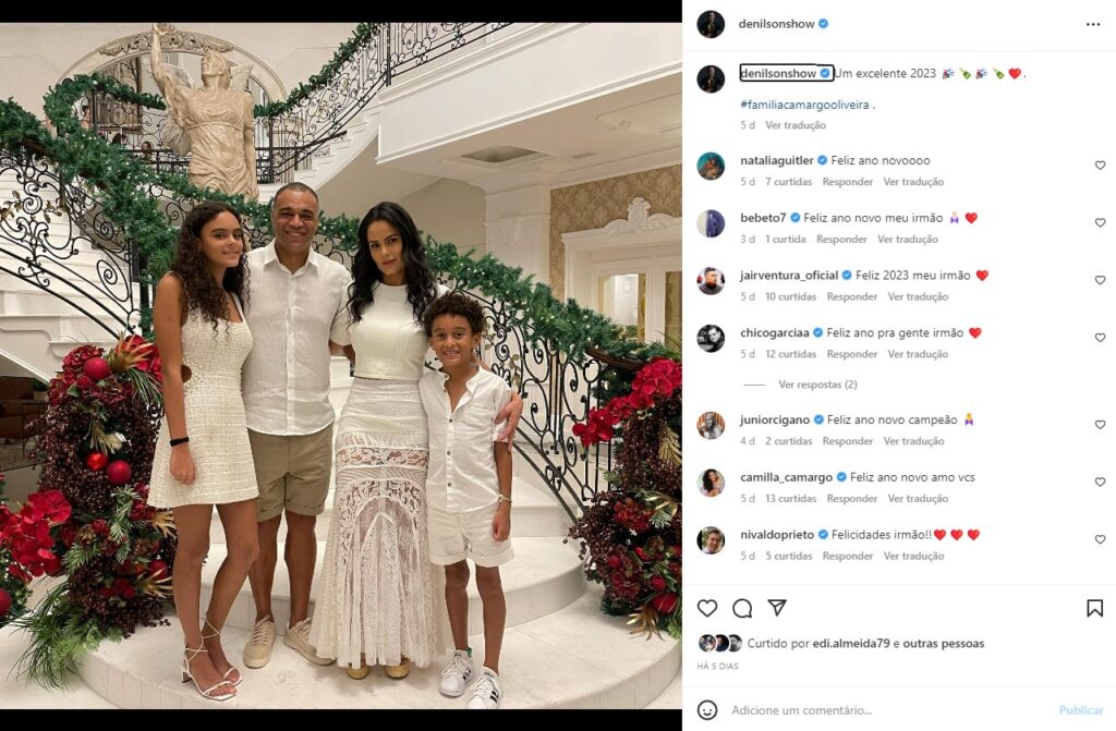 Denilson posou ao lado da esposa e dos filhos no Instagram