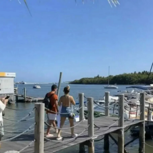 Arthur Aguiar e Deolane Bezerra juntinhos em passeio de barco em Maceió (Foto: Divulgação)