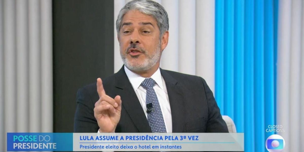 William Bonner durante a exibição da posse do Lula na Globo (Foto: Reprodução)