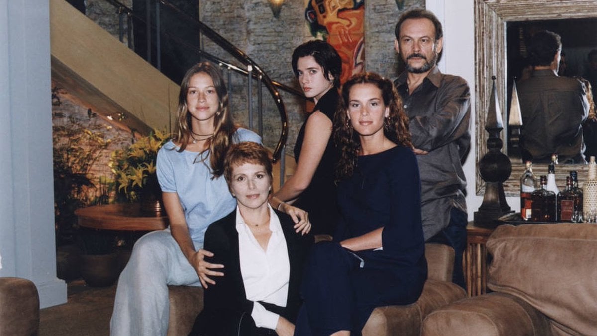 Luana Piovani com elenco de "Suave Veneno" (Foto: Divulgação/TV Globo)