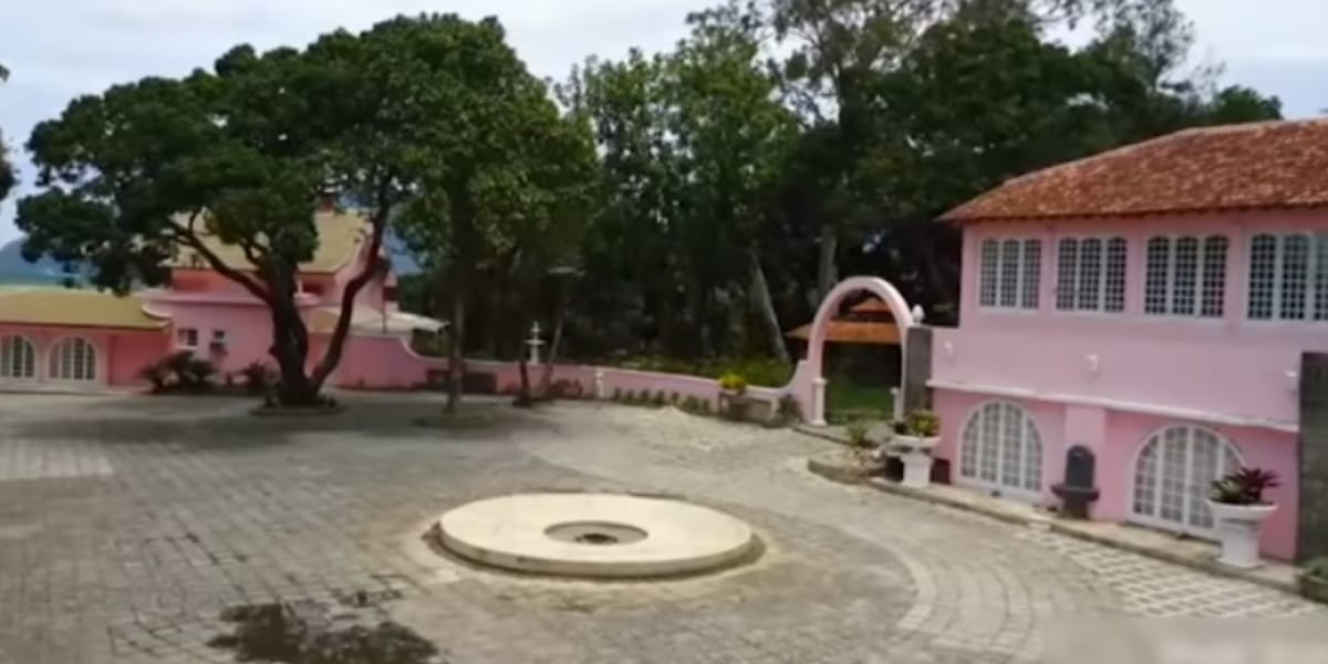 Entrada da casa rosa de Xuxa Meneghel (Reprodução: Youtube)