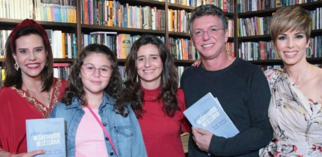 Boninho e Narcisa reunidos ao lado da filha no lançamento do livro (Foto: Divulgação)