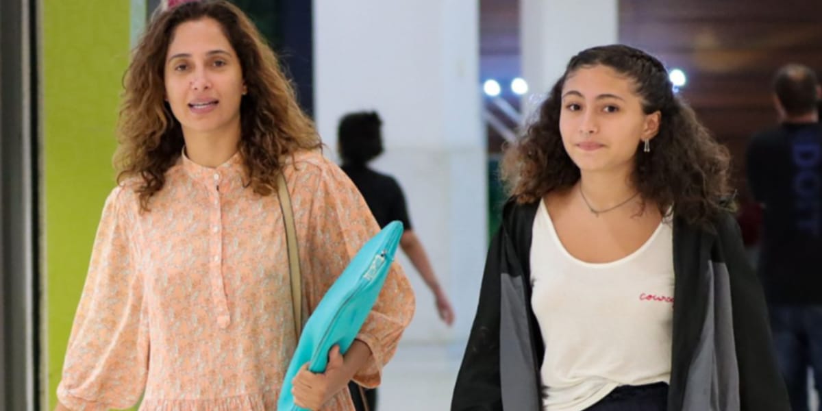 Flagradas caminhando no shopping, Antônia Peixoto chocou a todos por estar quase do tamanho de sua mãe (Foto: Victor Chapetta/ Ag News)