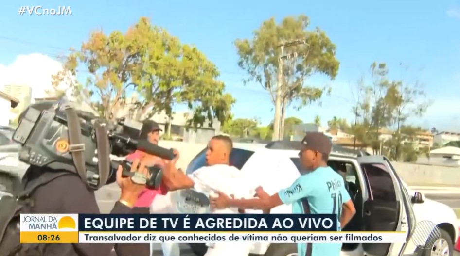 Globo flagou o exato momento em que dois homens partiram pra cima da jornalista