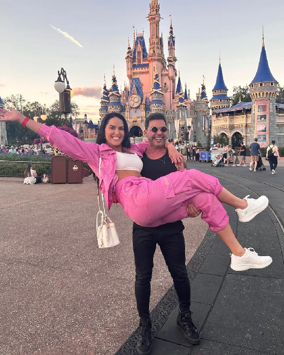 Graciele Lacerda ao lado de Zezé na Disney (Foto: Reprodução/ Instagram)