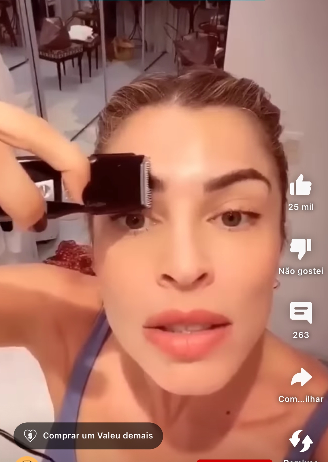 Em vídeo divulgado nas redes sociais, Grazi Massafera surge pegando maquininha e raspando tudo  e até sua filha fica chocada com o que vê  - Foto Reprodução Instagram