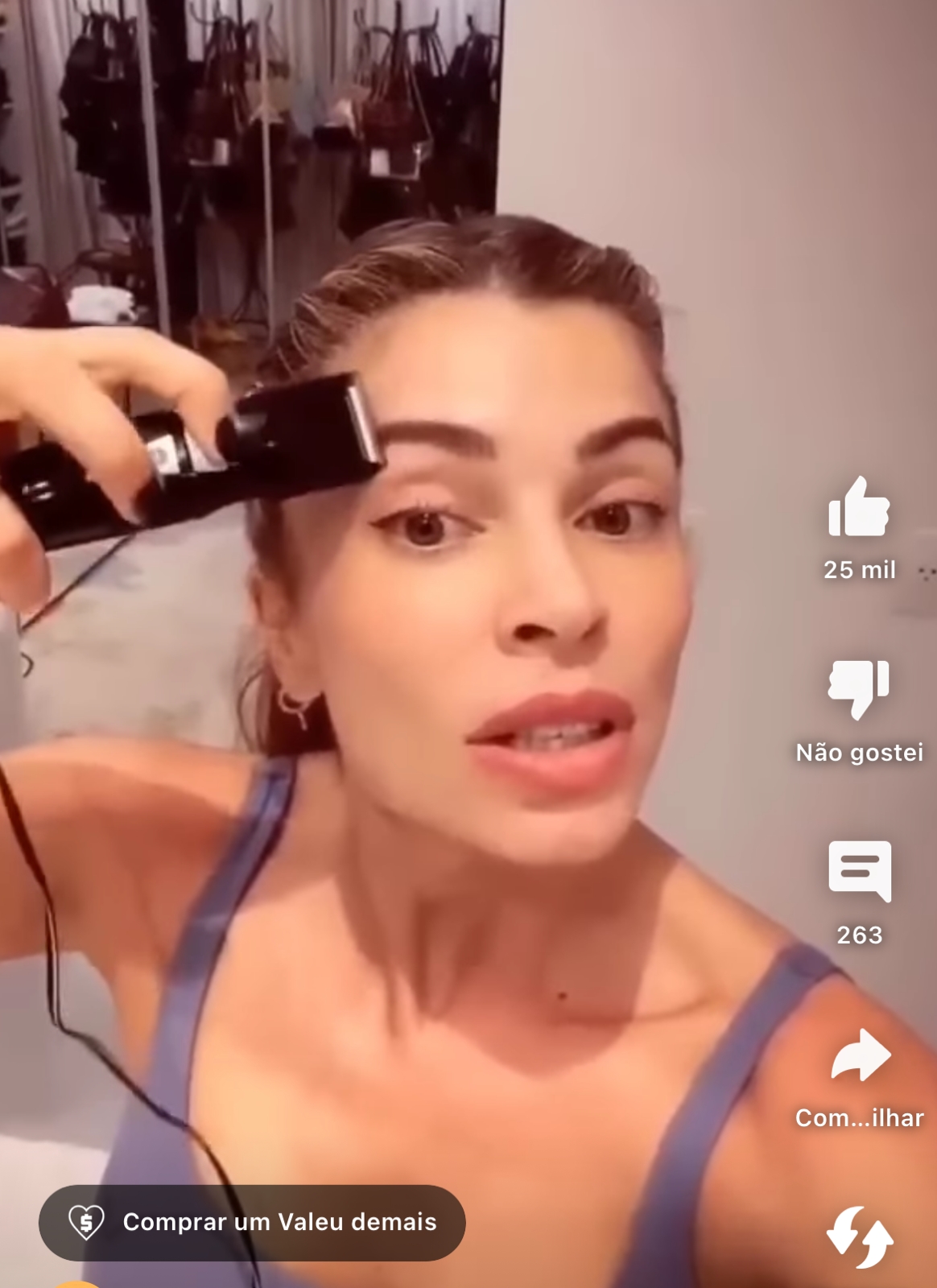 Em vídeo divulgado nas redes sociais, Grazi Massafera surge pegando maquininha e raspando tudo  e até sua filha fica chocada com o que vê  - Foto Reprodução Instagram