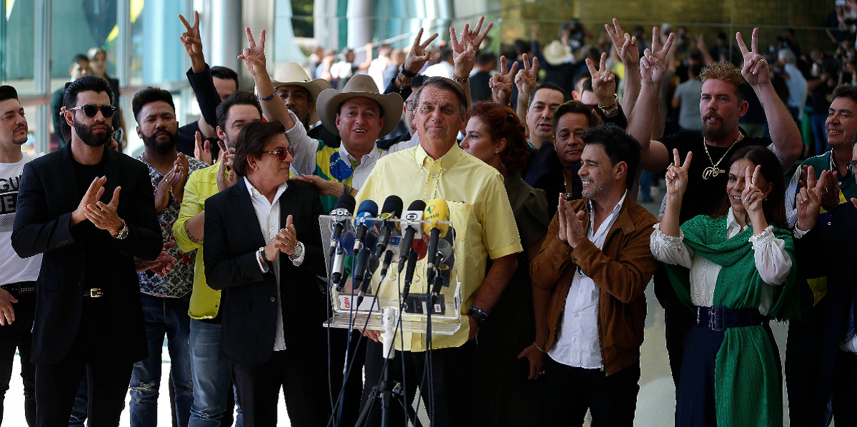 Cantores sertanejos ao lado do ex-presidente (Foto: Divulgação)