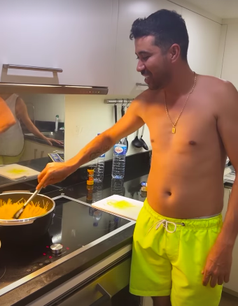 Gusttavo Lima mostra o irmão cozinhando macarrão nas redes sociais (Foto: Instagram)