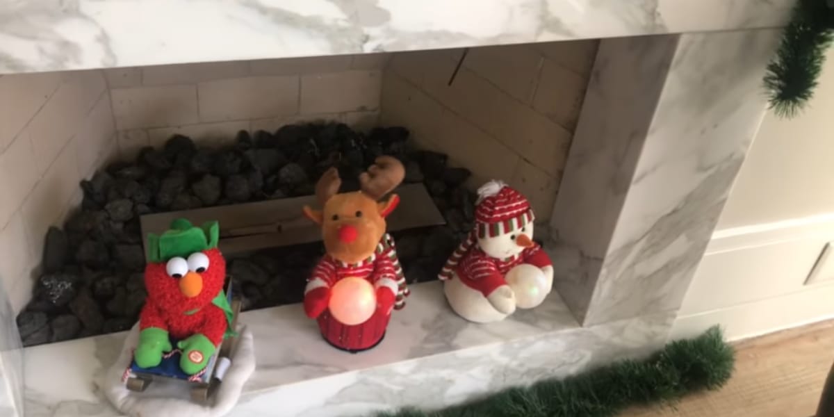 Lareira decorada para o natal da antiga casa de César Tralli (Reprodução: Tici Pinheiro/ Youtube)