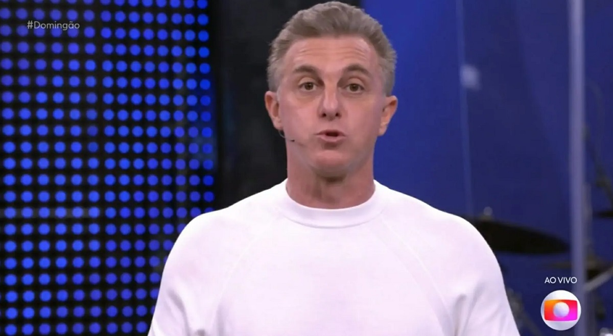 Luciano Huck no palco do Domingão que será ao vivo a partir de fevereiro