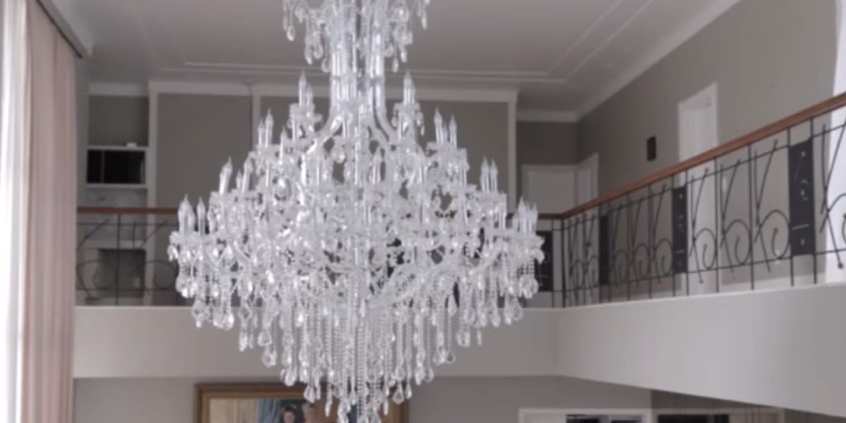 Lustre enorme da casa do cantor sertanejo (Reprodução: Youtube)