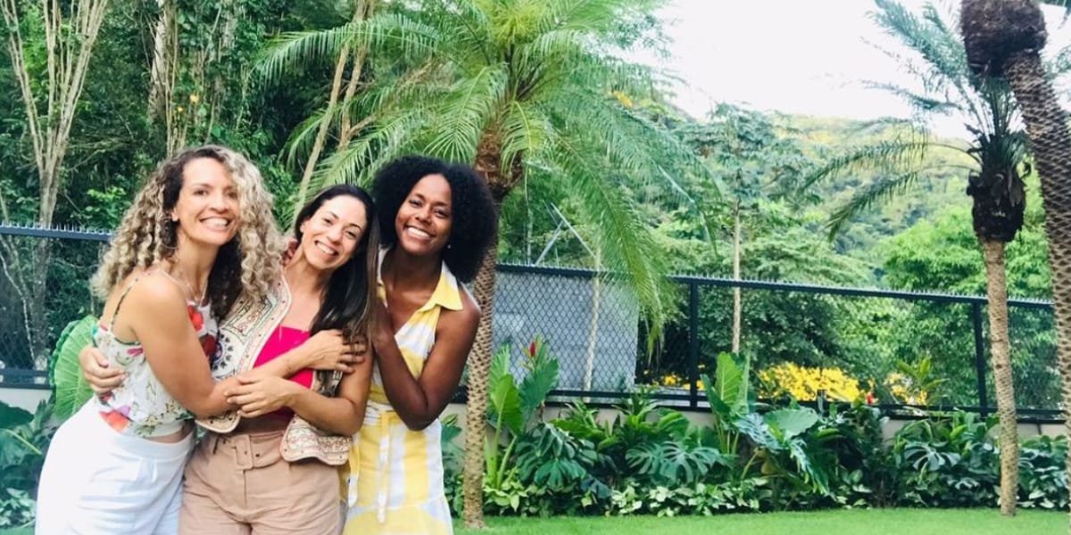 Maju Coutinho compartilhou uma foto no jardim de sua casa junto com as amigas (Reprodução: Instagram)