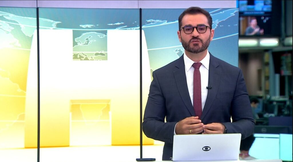 Marcelo Cosme tinha acabado de encerrar o Jornal Hoje antes de voltar correndo para o Plantão Globo