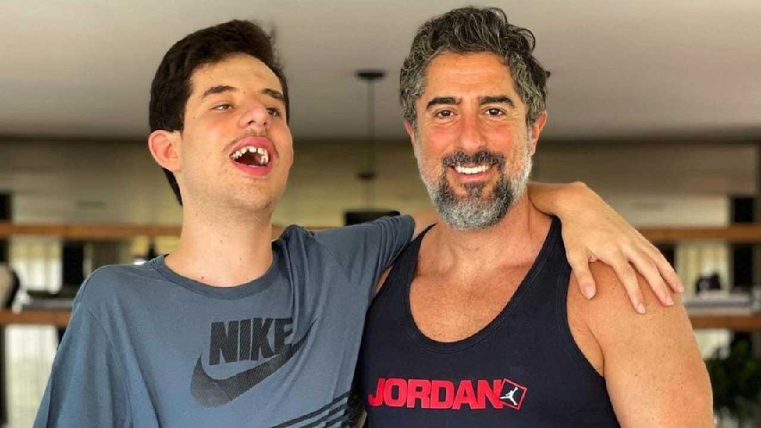 Marcos Mion, da Globo, ao lado do filho Romeo, que tem autismo (Foto: Divulgação/ Marcos Mion)