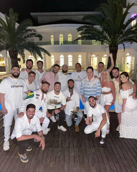 Marrone com os amigos na virada do ano (Foto: Divulgação)