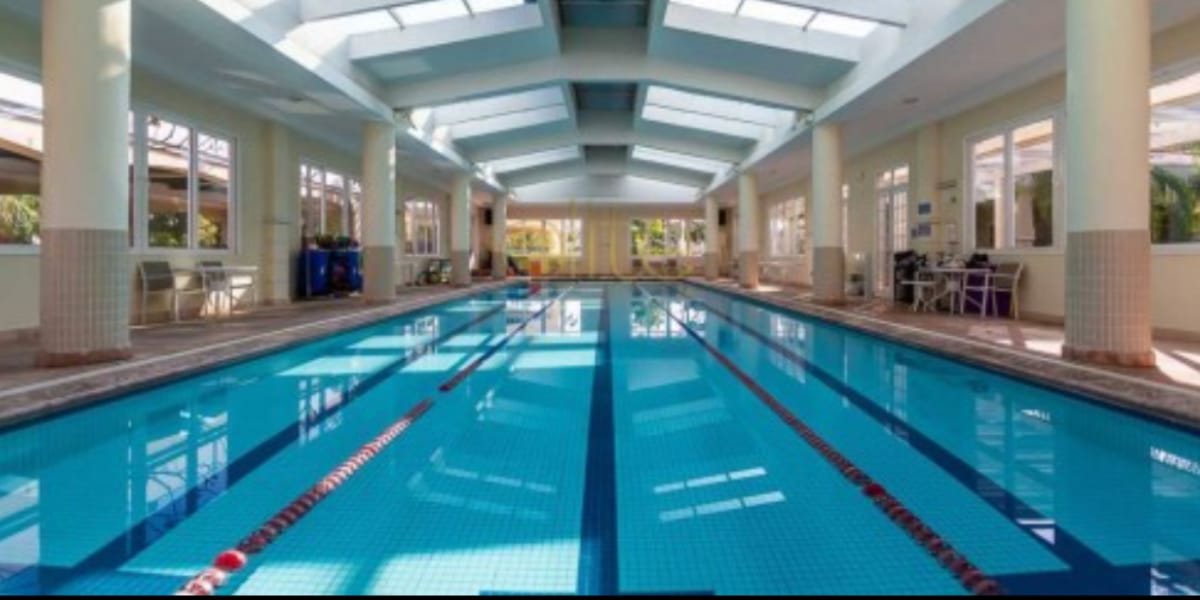 Piscina do condomínio onde Carlos Alberto está com sua mansão sendo penhorada (Foto: Fabiano Rocha/ O Globo)