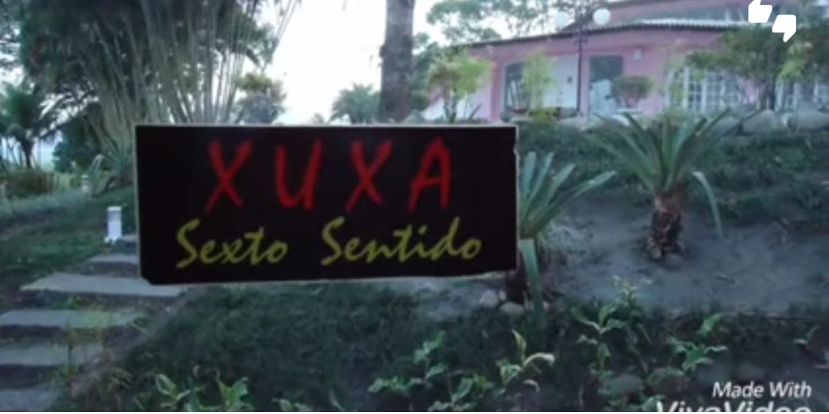 Placa de entrada da mansão de Xuxa Meneghel (Reprodução: Youtube)