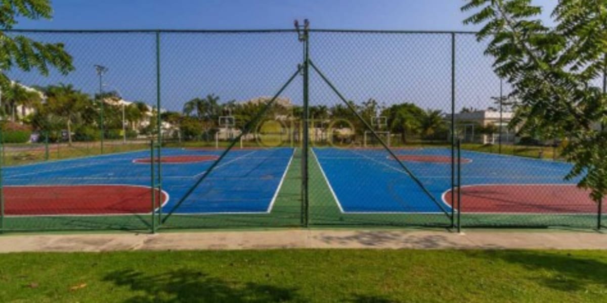 Quadra poliesportiva e muita área de lazer (Foto: Fabiano Rocha/ O Globo)