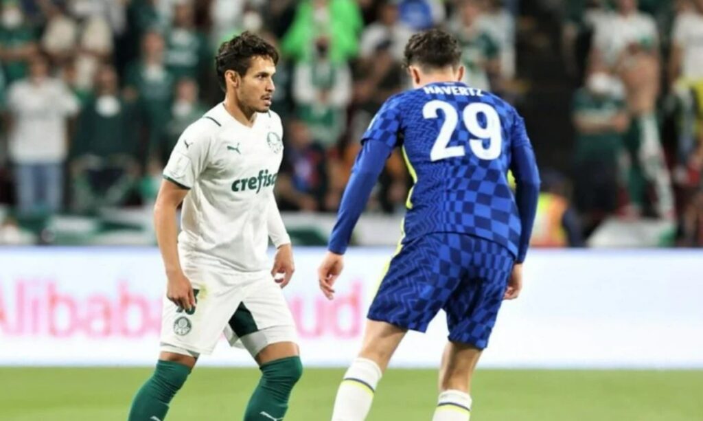 Raphael Veiga, do Palmeiras e Kai Havertz, do Chelsea se enfrentaram na final do Mundial que teve tranmissão da Band