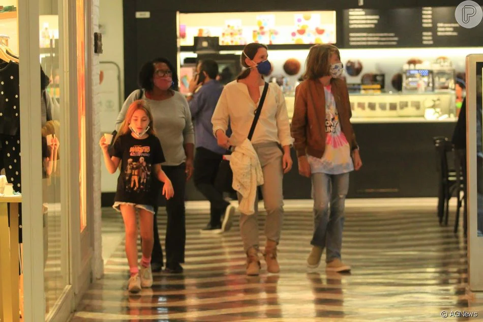 Gael e Cora ao lado da mãe, Vanessa Lóes no shopping, no Rio de Janeiro (Foto: Divulgação/ Ag News)