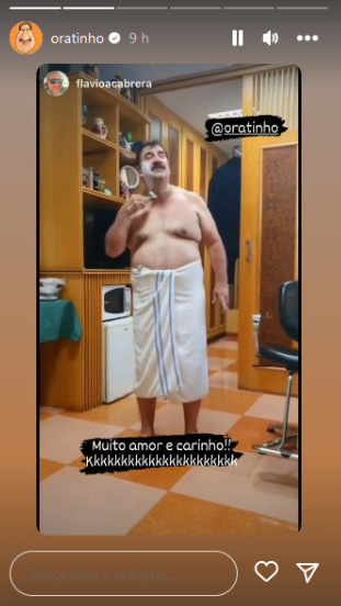 Ratinho pelado, apenas de toalha fazendo a sua barba (Imagem: Reprodução)