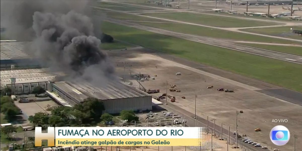 Alan Severiano adia o fim do "Jornal Hoje", da Globo, para mostrar imagens de incêndio em galpão do aeroporto do Rio de Janeiro e confirma que voos estão atrasados (Foto: Reprodução / Globo)