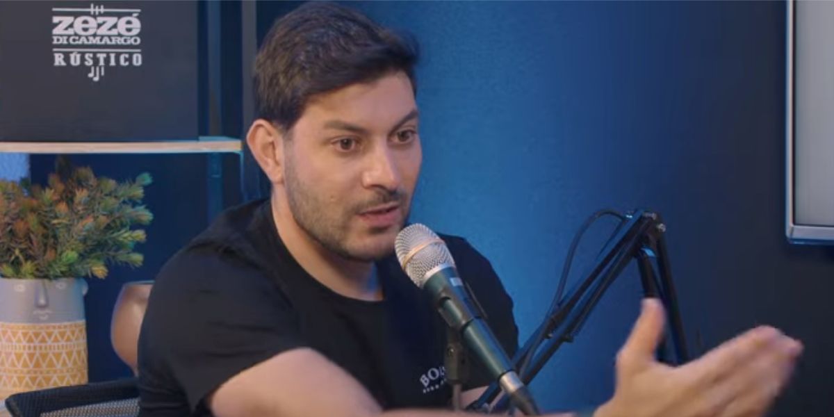 Durante entrevista, Caio Afiune, do "BBB21", da Globo, confessa que se surpreendeu com atitude de Gusttavo Lima em camarim devido ao carinho e autenticidade de cantor (Foto: Reprodução / Prosa Sertanejeiro do YouTube)