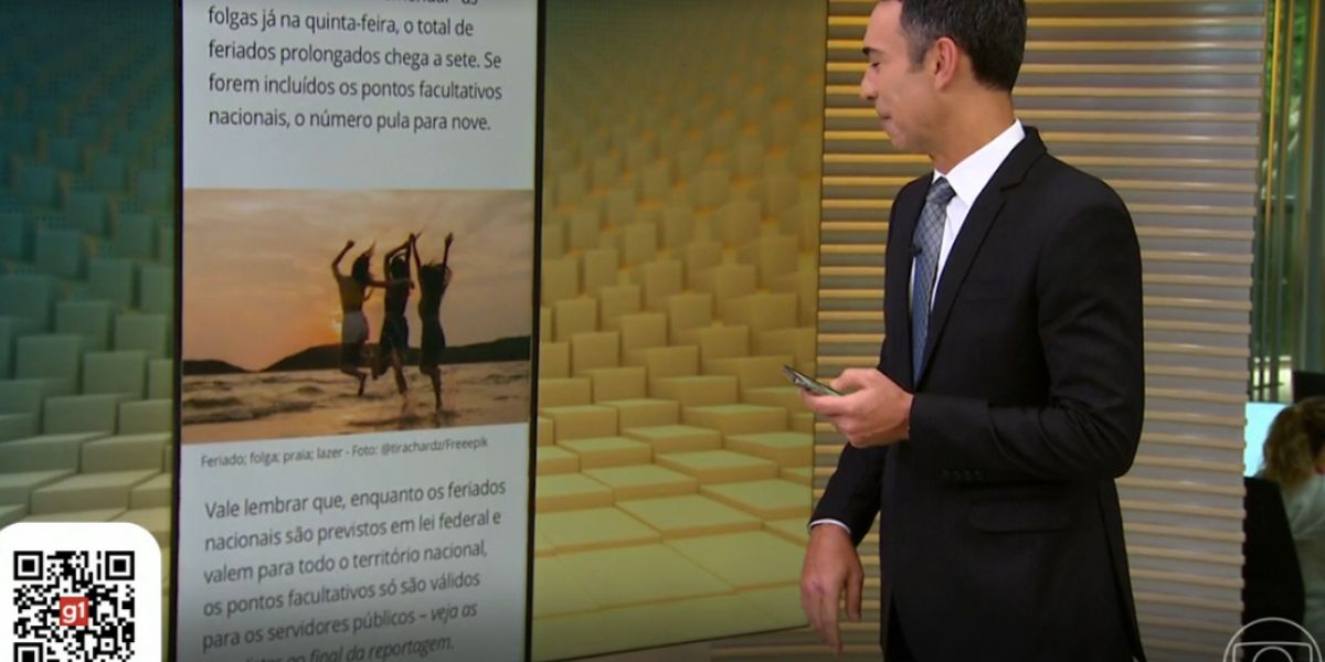 Durante o "Jornal Hoje", da Globo, César Tralli começa a rir ao dar notícia sobre folgas de 2023 e fala sobre imagem do celular (Foto: reprodução / Globo) 