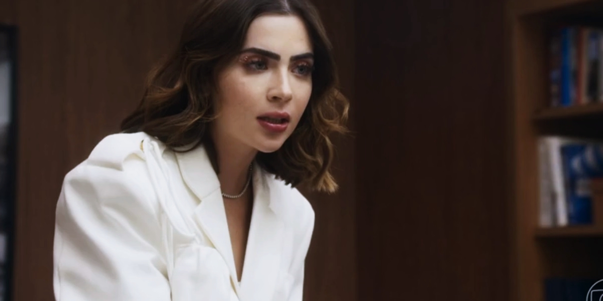 Chiara usando blazer branco na novela Travessia