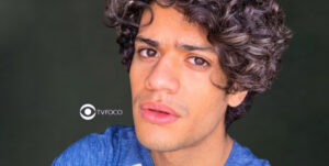 Gabriel Santana no BBB23; ator já disse que está disponível para meninos e meninas no reality (Foto: Reprodução / Globoplay)