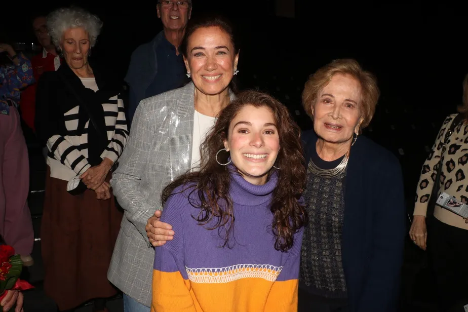 Gloria Menezes prestigia Lilia Cabral e a filha, Giulia, em teatro - Foto: Rogério Fidalgo/ AgNews