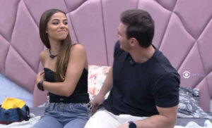 BBB23 - Key tira parte de cima, fica nu@ ao lado de Gustavo e mostra até calcinha no limite para o brother (Foto: Reprodução / Globoplay)