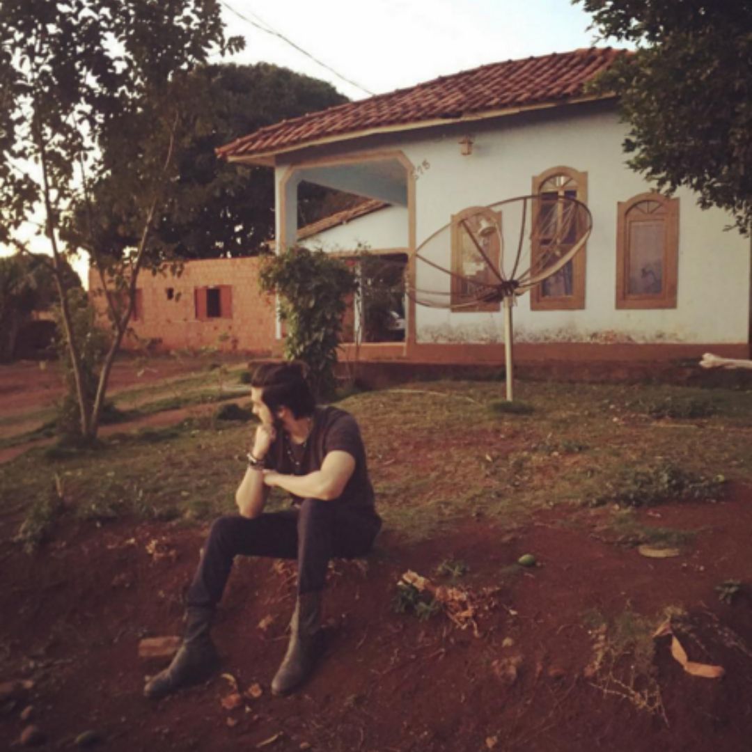 Antes de viver do luxo e da fama que vive hoje em dia, Luan Santana viveu muitos anos em casa térrea em cidade pequena (Reprodução - instagram)