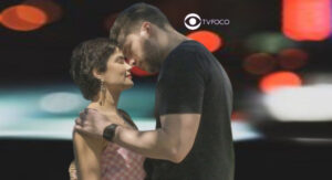 Travessia - Beijo, suor e ereção: Leonor arrasta Caíque para cama e detalhes de sexo ardente são revelados (Foto: Reprodução / Globo / Montagem TV Foco)