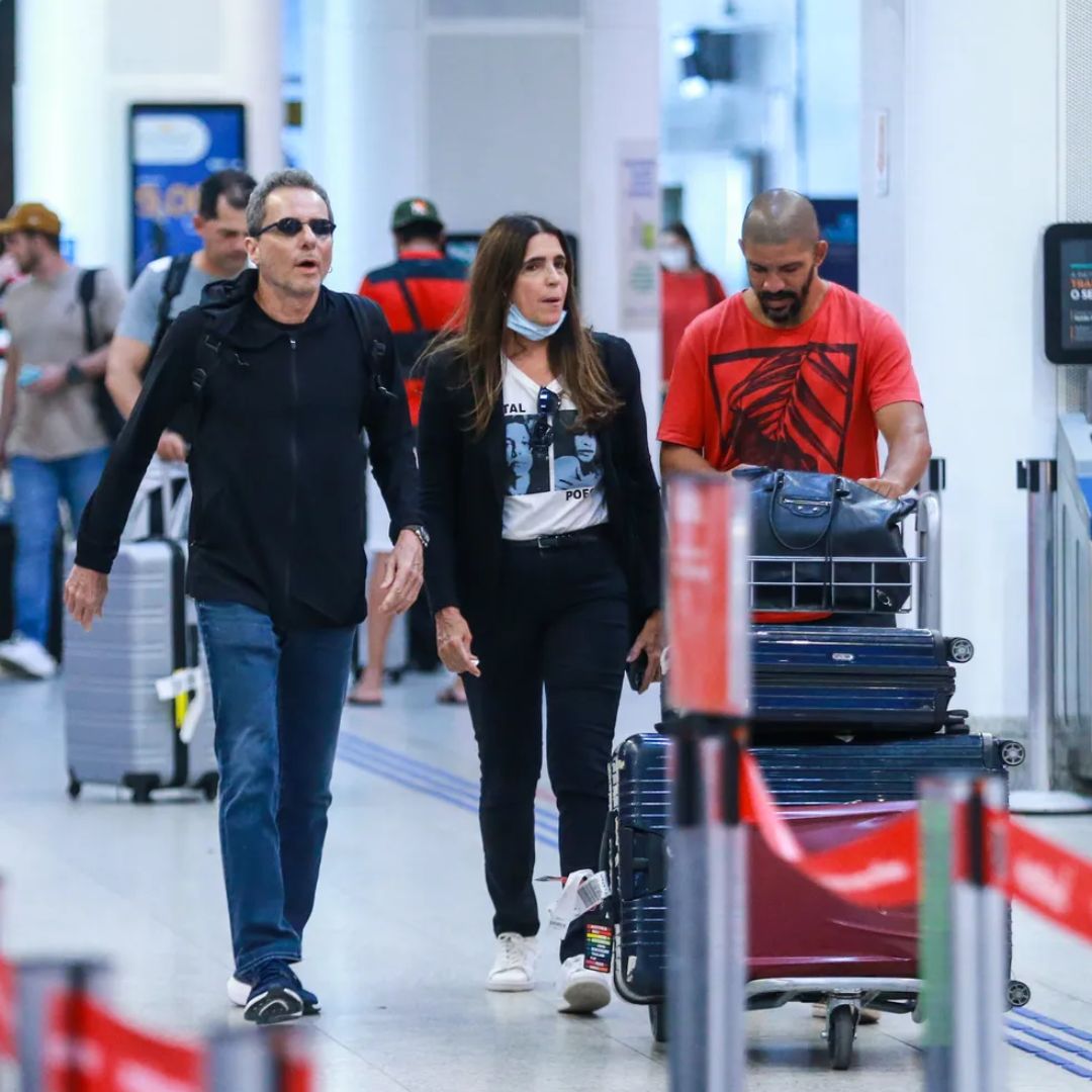 Malu Mader e Tony, seu esposo, caminham no aeroporto do Rio de Janeiro (Foto - Foto: Webert Belicio/AGNEWS)