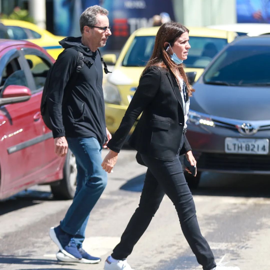 Malu Mader e Tony, seu esposo, caminham no aeroporto do Rio de Janeiro (Foto - Foto: Webert Belicio/AGNEWS)