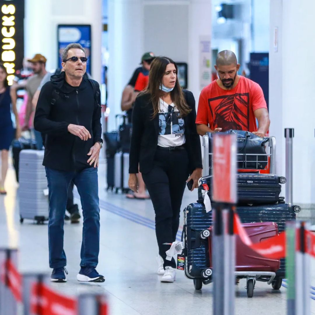 Malu Mader e Tony, seu esposo, caminham no aeroporto do Rio de Janeiro (Foto - Foto: Webert Belicio/AGNEWS)