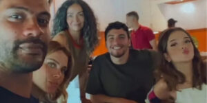 Imagem do post Cantor, namorado de atriz da Globo se recusa a tocar em fãs dentro de camarim e vídeo explode estrelismo