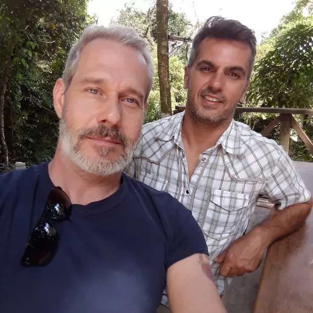 Nico Puig e seu marido Jeff - Foto Reprodução