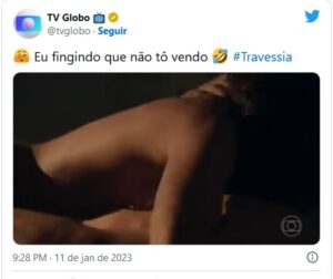 Tudo por audiência em Travessia - Globo aposta em cena ousada com nudez de Rômulo Estrela na trama escrita por Gloria Perez (Foto: Reprodução / Twitter)