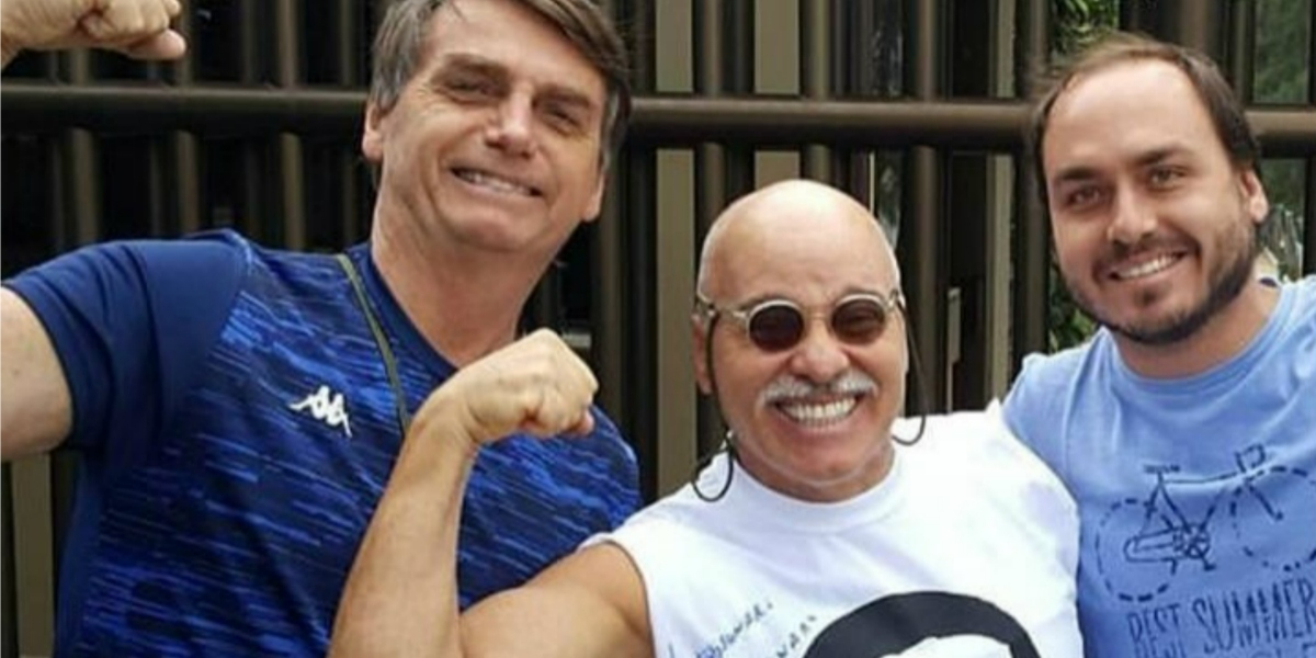 Paulo Cintura, da "Escolinha do Professor Raimundo", da Globo, com Bolsonaro e Carlos (Foto: Reprodução/Instagram)