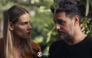 Travessia - Com sangue nos olhos, Sara ganha aliada de peso e faz pacto macabro para destruir Moretti (Foto: Reprodução / Globo / Montagem TV Foco)