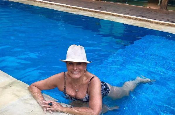 Atriz Susana Vieira relaxando na piscina de sua mansão faraônica (Foto: Redes Sociais) 