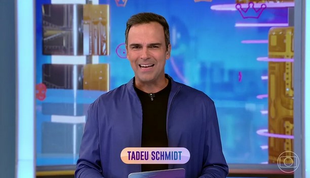 Tadeu Schmidt dá boas-vindas ao público do BBB23 (Foto: Reprodução / Globo)