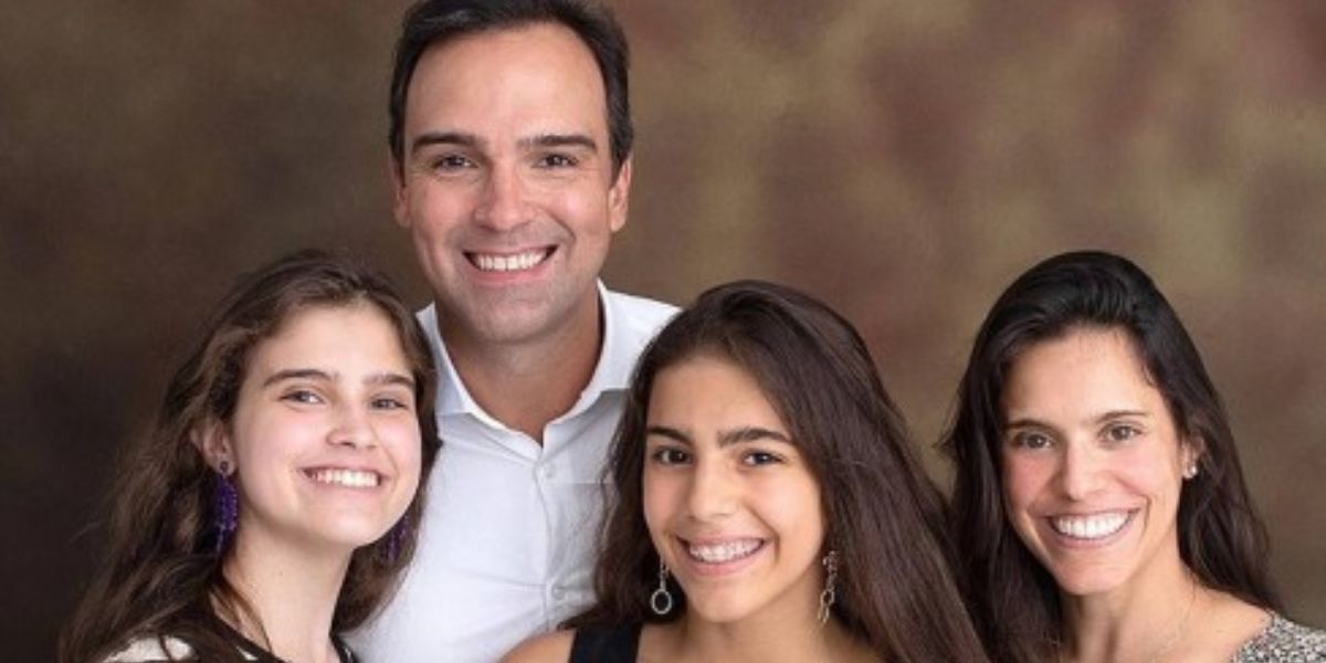 Tadeu Schmidt, da Globo, posando com sua esposa e suas duas filhas (Reprodução - Instagram Tadeu Schmidt)