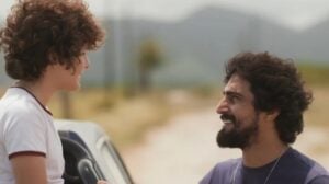 Tertulinho (Renato Góes) se emociona com Manduca (Enzo Diniz), em 'Mar do Sertão' (Foto: Reprodução / Globo)